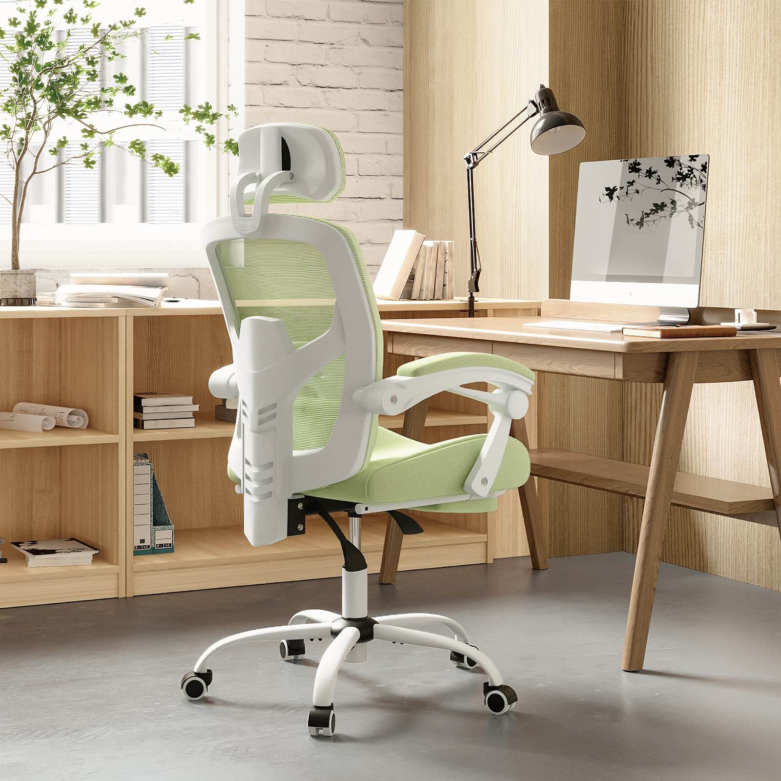 Office chair with online retractable footrest